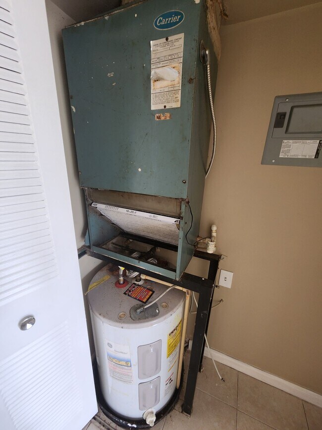 Building Photo - Large  1BR/1.5BA. No minimum Credit Score required!