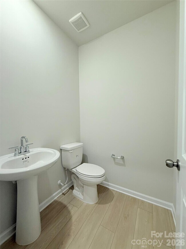 Building Photo - 6337 Fairfax Ct