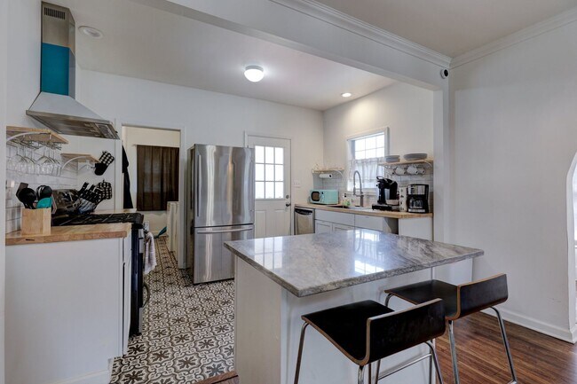 Building Photo - Relax, Unpack & Stay Awhile! Your Fully Furnished Owen Park Retreat Awaits!