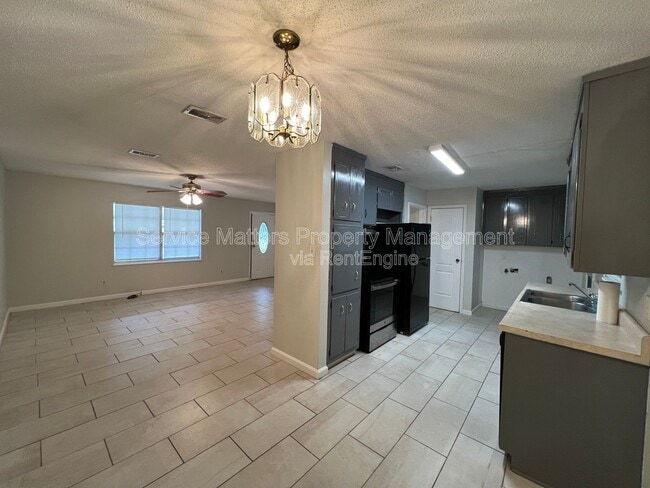 Building Photo - 1003 Space Cir