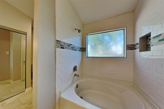 Building Photo - 2615 Silver Falls Dr