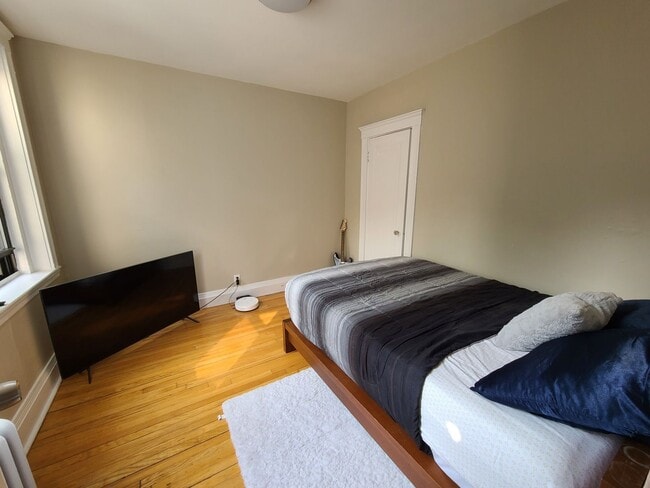 Building Photo - Charming 3 Bedroom