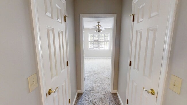 Building Photo - 4130 Knollcrest Cir N