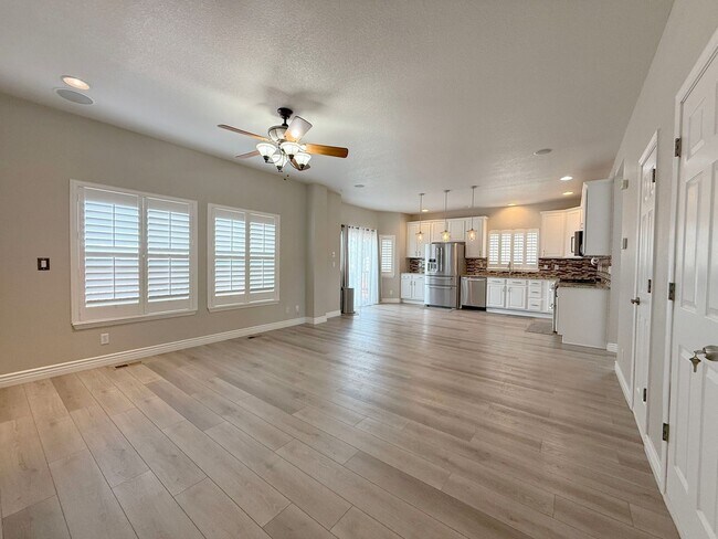 Building Photo - Rare Mountain View Gem for Rent in Erie!
