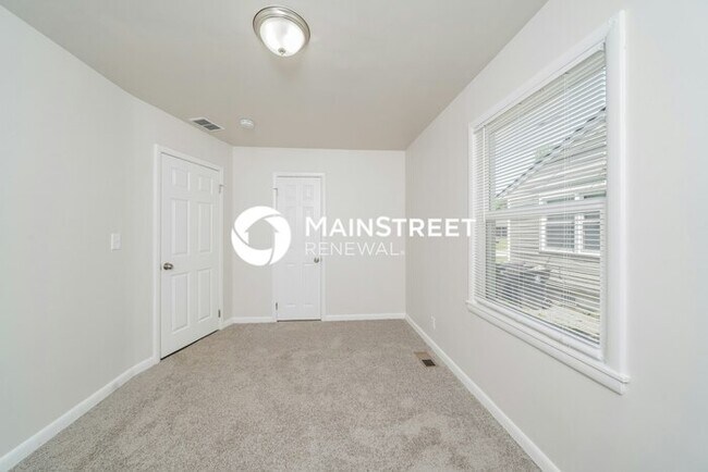 Building Photo - 4 Bedroom Pet-Friendly Home in Louisville, KY with Main Street Renewal