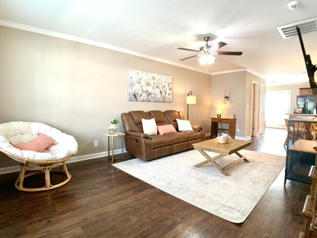 Building Photo - 308 Sam Houston Cir