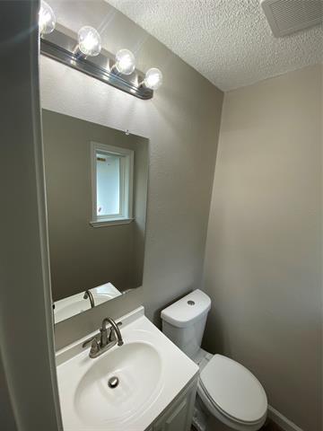 Building Photo - 2434 Lakeshore Dr