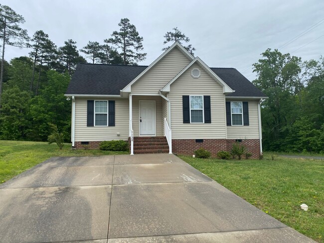 Building Photo - Beautiful three bedroom two bathroom house...