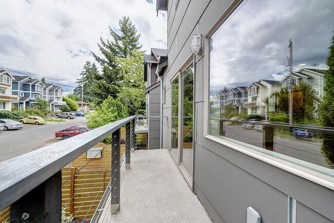 Building Photo - Modern Jackson Park Townhome