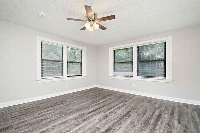 Interior Photo - 4035-4039 CHARLOTTE