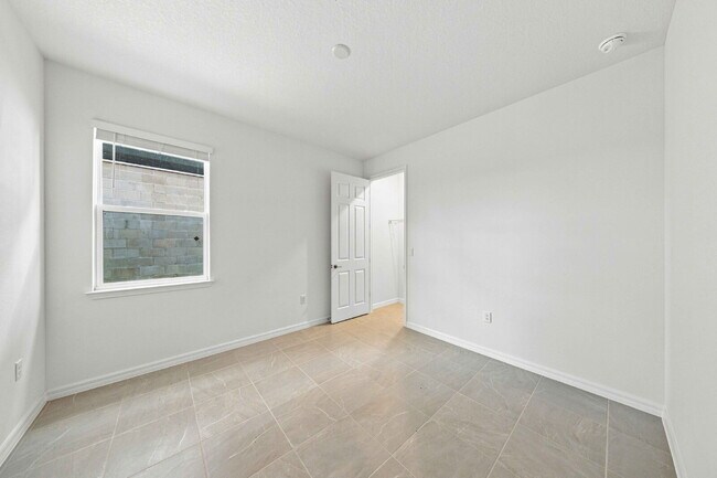 Building Photo - 5342 SW 71st Ave