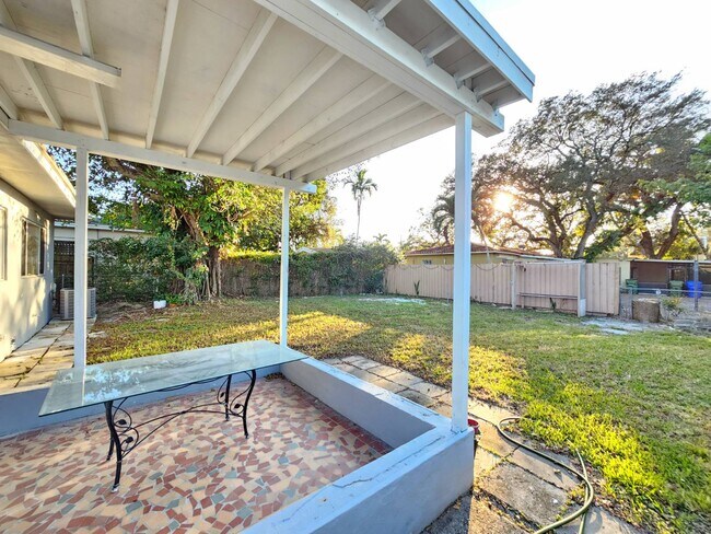 Building Photo - 300 SW 38th Ct