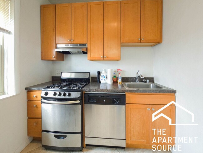 Building Photo - 4505b N Greenview Ave