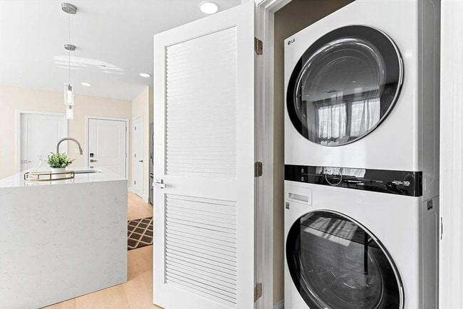 Building Photo - 124 Warren St