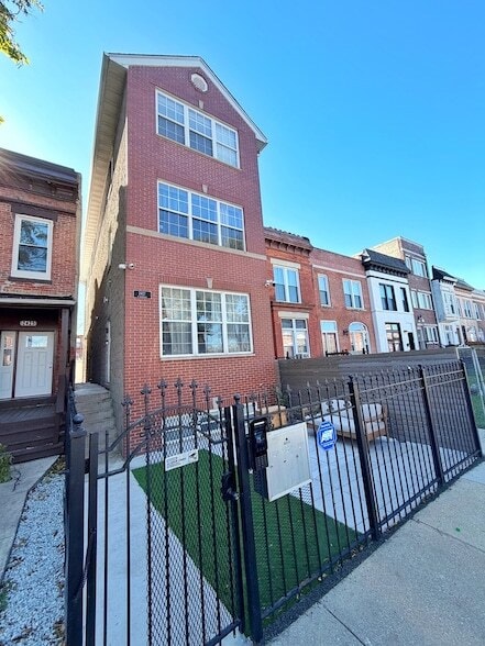 Building Photo - 2427 W Grenshaw St