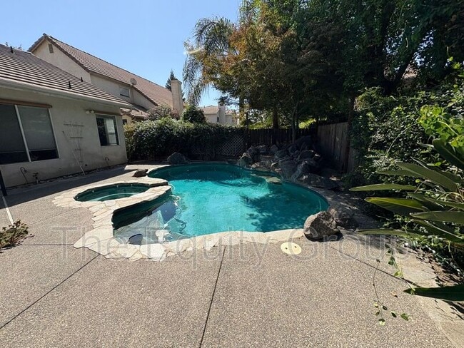 Building Photo - 2511 S Peppertree St