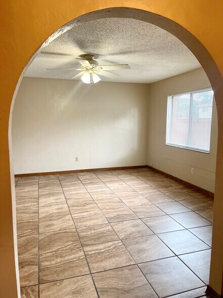 Building Photo - 2085 Oak Meadow Cir