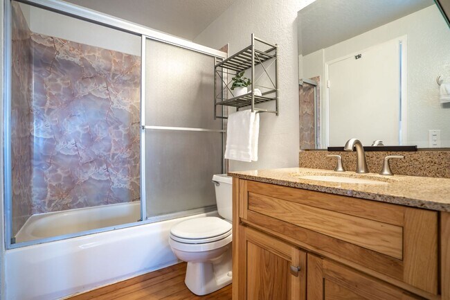 Building Photo - Beautifully Renovated 1 Bedroom/1 Bath Iao...