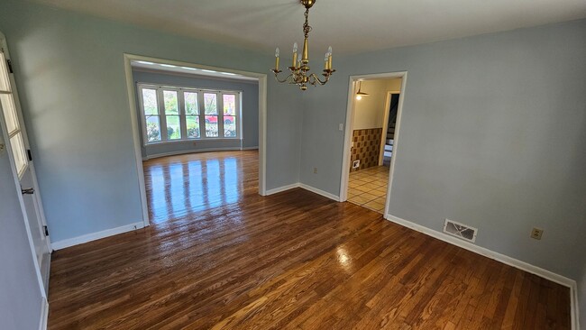 Building Photo - 4 Bedroom Single Family Home