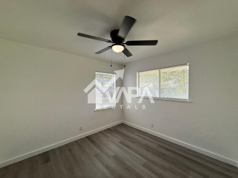 Building Photo - 4210 Dauphine Dr