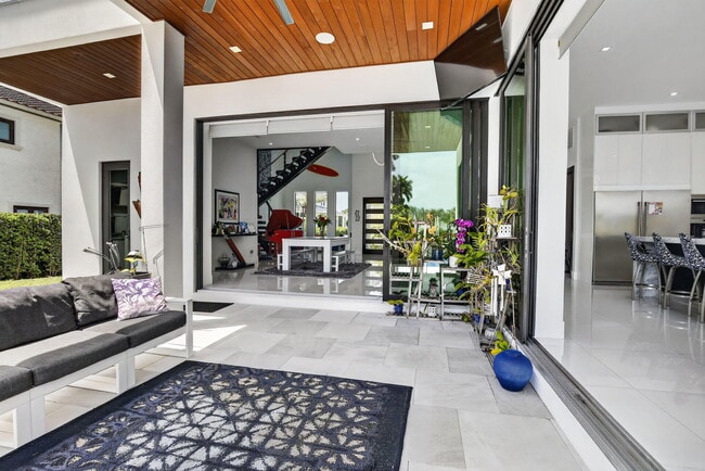 Building Photo - 334 Isle of Capri Dr