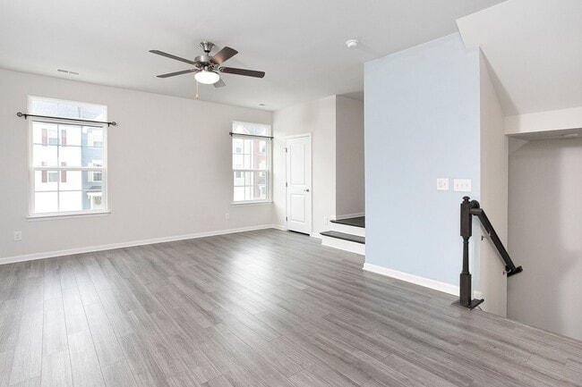 Building Photo - Beautiful 3 bedroom, 2.5 bath townhome nea...