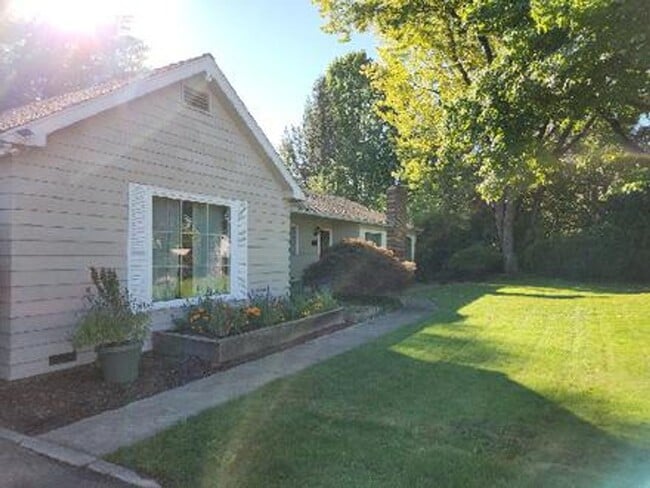 Building Photo - Spacious 3 Bedroom, 2 Bath Home on Private...