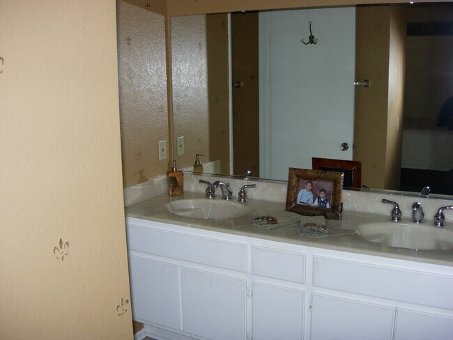 Master bedroom double vanity - 10750 Spyglass Dr