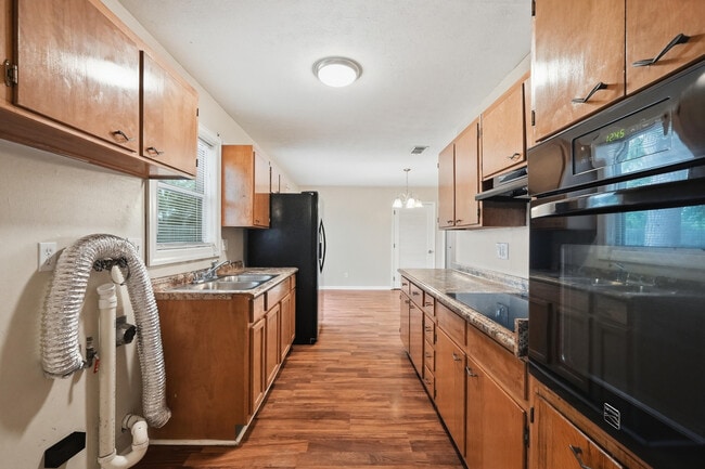 Building Photo - 358 Coral Dr SW