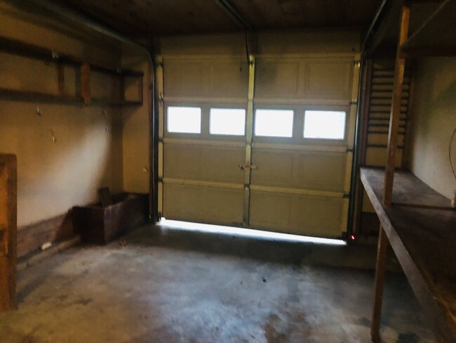 Building Photo - 4609 Lakeview Dr NW