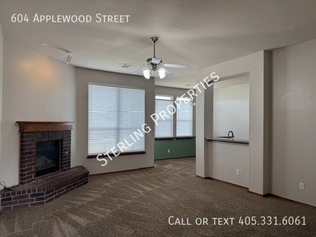 Building Photo - 604 Applewood St