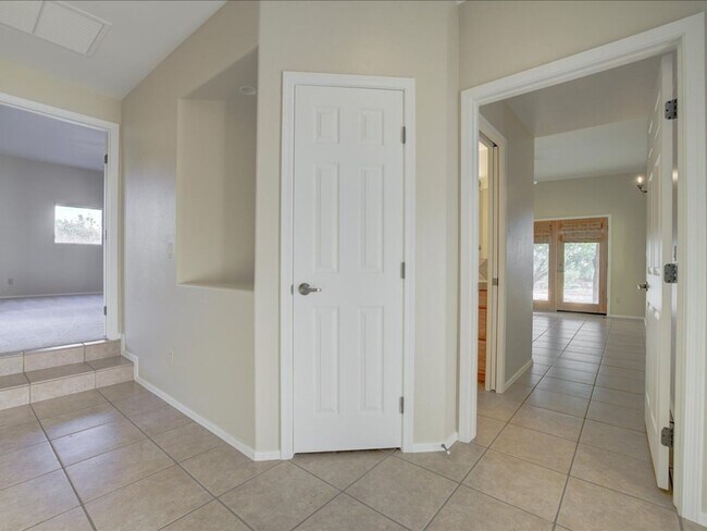 Building Photo - 4 Bedroom 4 Bathroom