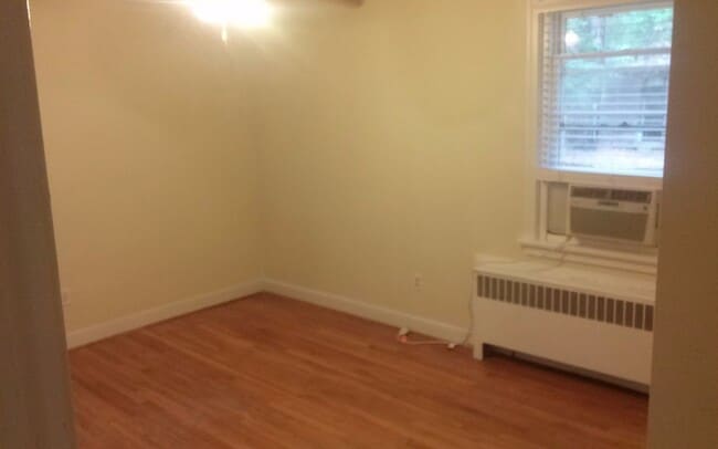 Building Photo - Classic 3 Bedroom Brick Rancher in Henrico...