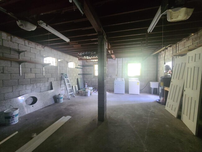 Building Photo - 1102 S 8th St