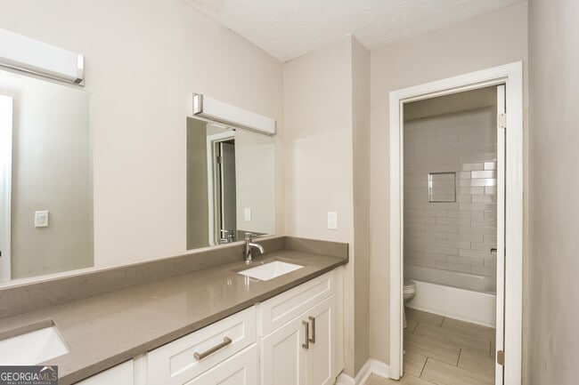 Building Photo - 4433 Woodbank Ln