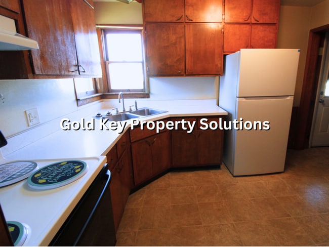 Building Photo - Spacious 2 BR 1 BA House with Central Air and Enclosed Porch (SECTION 8 APPROVED)