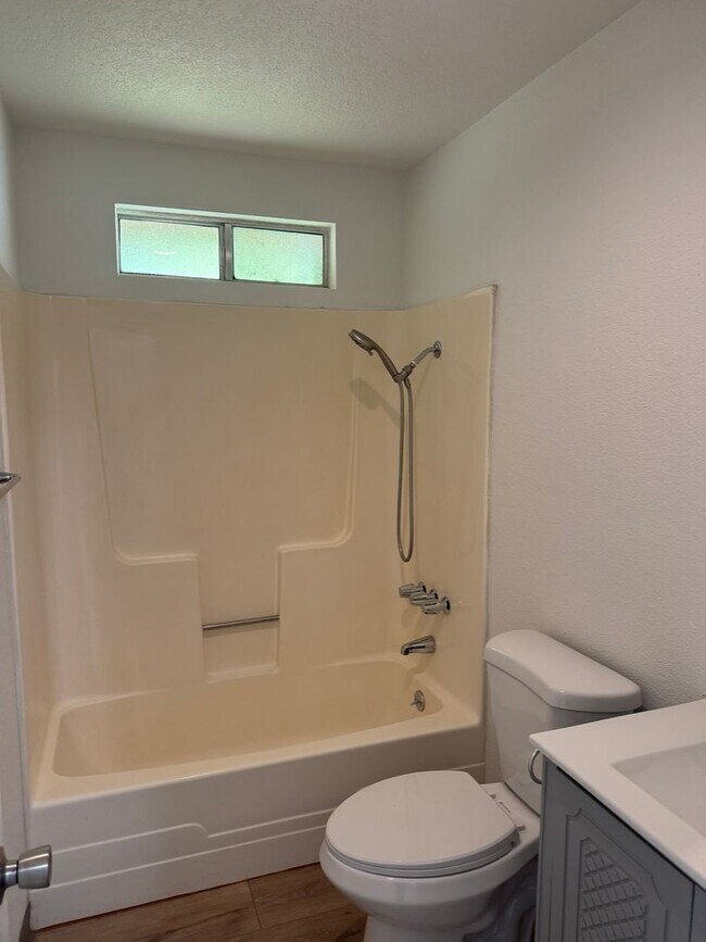 Building Photo - Newly renovated Cottage in Shasta Lake City!