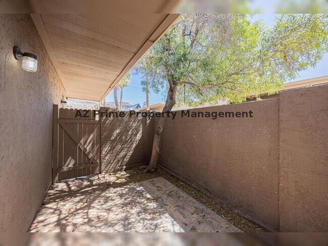 Building Photo - 925 W Peoria Ave