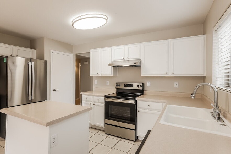 Building Photo - 15729 W Smokey Dr