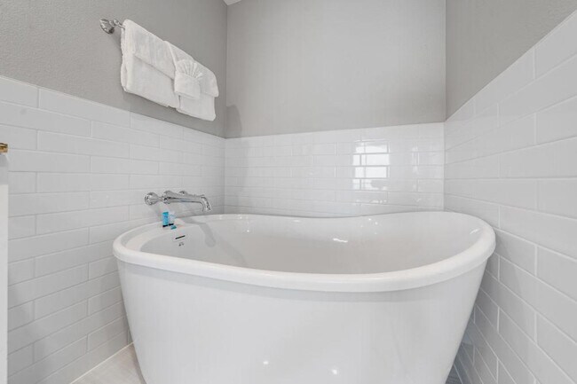 Building Photo - 5 Portofino Dr