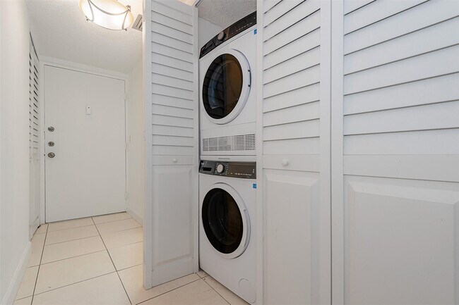 Building Photo - 6075 N Sabal Palm Blvd