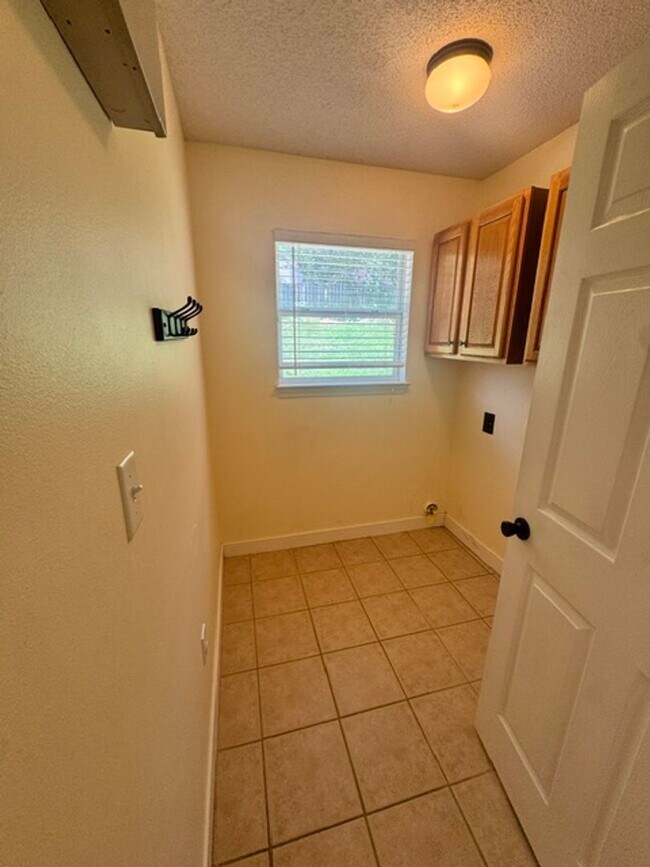 Building Photo - Spacious 4 Bedroom in South Crestview!