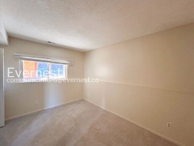 Building Photo - 4 Bed/2 Bath Home with Fenced Yard / Voucher Accepted / Available Now!
