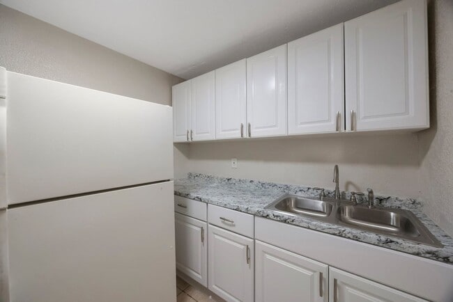 Building Photo - Spacious 2bdrm/1bath home with detached ga...