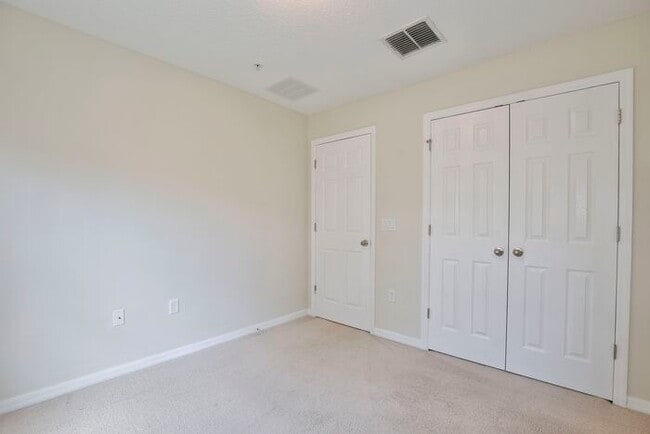 Building Photo - Stylish 3/2.5 Townhome with Open Floor Pla...