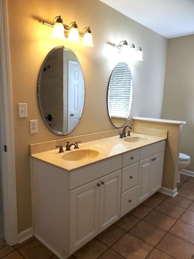 Building Photo - You have to see this beauty!