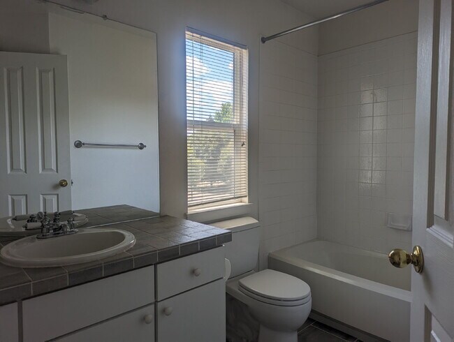 Building Photo - Desirable West Longmont Home!