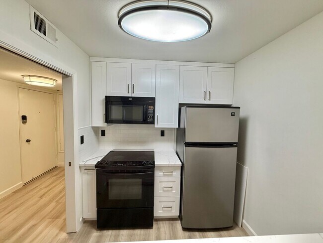 Building Photo - SAN CARLOS - Newly Remodeled 1 Bedroom Con...