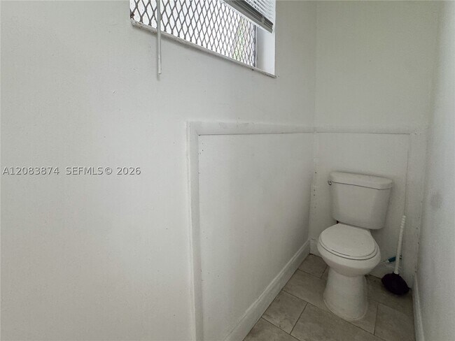 Building Photo - 519 NW 23rd Ave