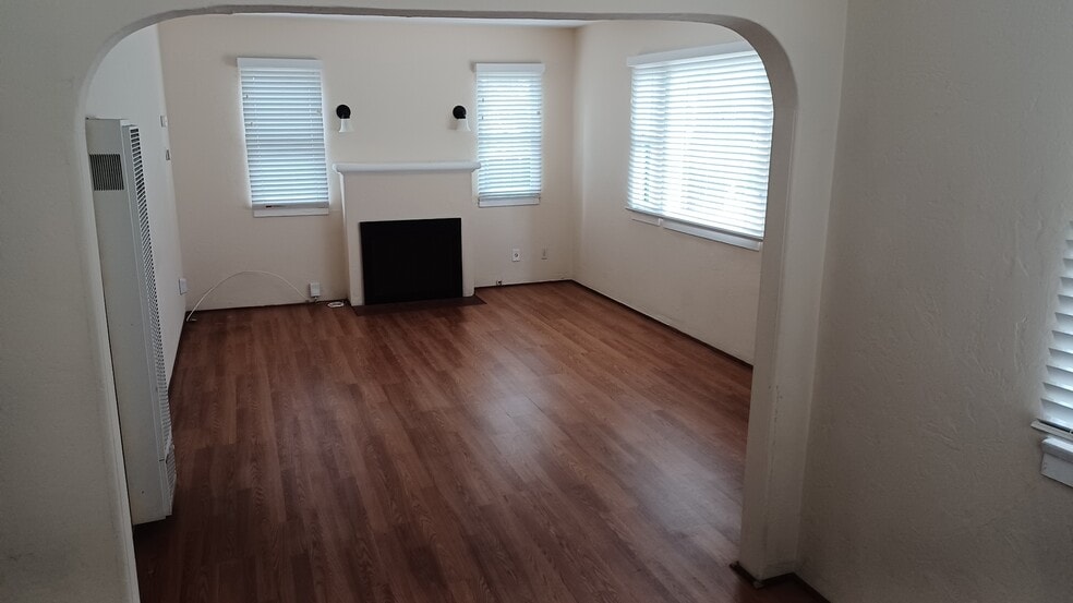 Building Photo - 4567 Marlborough Dr